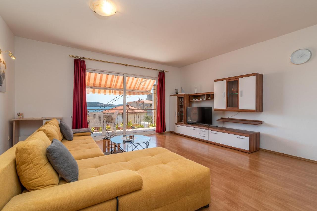 Comfortable Apartment Near The Sea Trogir Exteriör bild