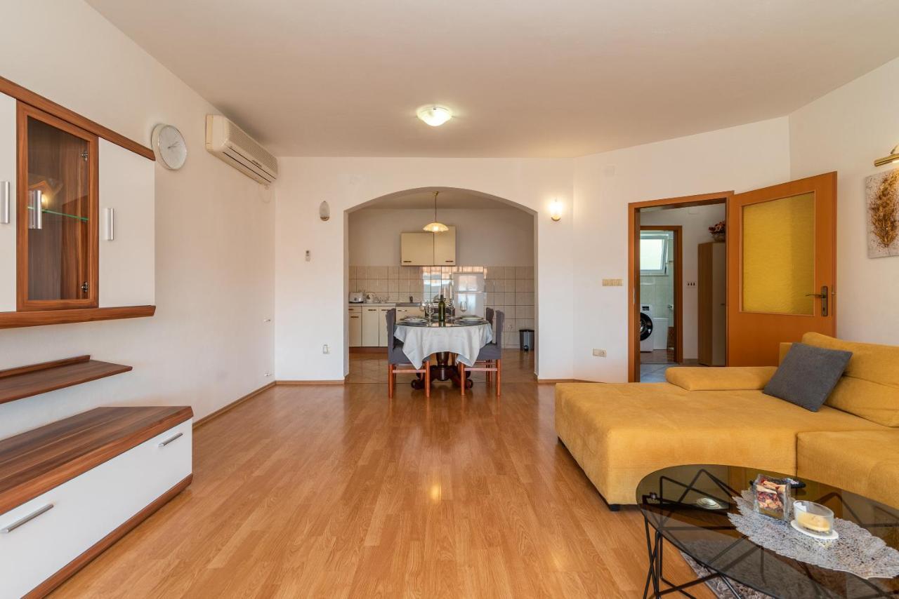Comfortable Apartment Near The Sea Trogir Exteriör bild
