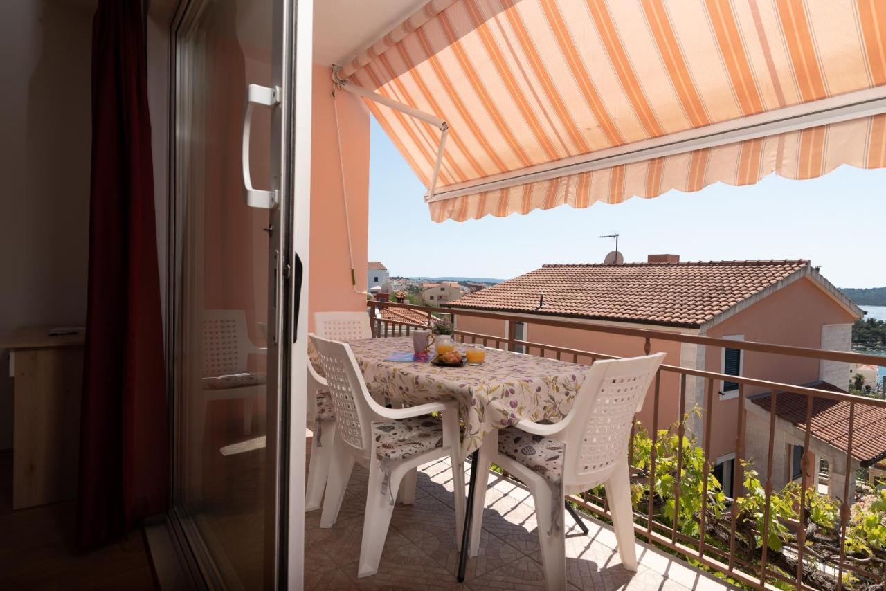 Comfortable Apartment Near The Sea Trogir Exteriör bild